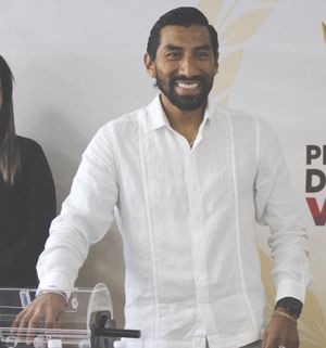 ¡ROCÍO NAHLE MANTIENE A CRISANTO EN EL IVD!