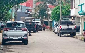 ¡CAE UNO CON ARMAS Y CON PRESUNTA DROGA EN CATEO DE VIVIENDA EN COATZA!