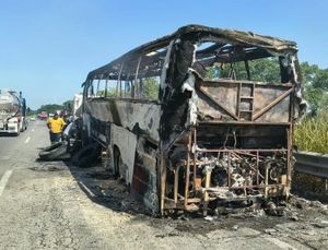 ¡ARDE AUTOBÚS ADO EN LA AUTOPISTA!