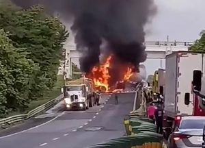 ¡CHOCAN Y SE INCENDIAN TRÁILERES EN LA AUTOPISTA!
