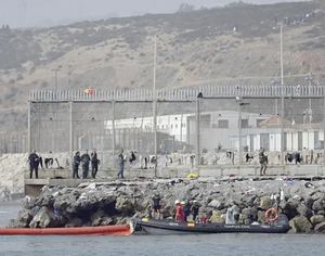 ¡ESPAÑA INSTALA VALLA DE CONTENCIÓN ENTRE CEUTA Y MARRUECOS!