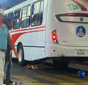 ¡PIERDE LA VIDA MACHACADA POR LAS LLANTAS DE AUTOBÚS!