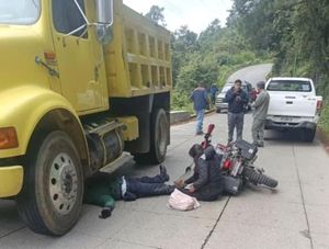 ¡PIERDE LA VIDA OFICIAL DE TRÁNSITO AL IMPACTARSE CONTRA VOLTEO!