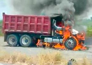 ¡QUEMAN CAMIONES DE VOLTEO! - EN LA CARRETERA TUXPAN-TAMIAHUA