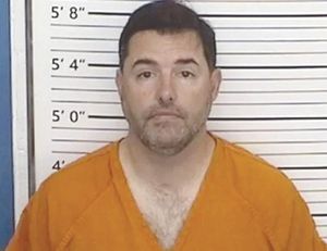 ¡ARRESTAN A DUEÑO DE 49ERS POR DOS CARGOS; PAGA FIANZA!