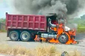 ¡CRIMINALES INCENDIAN DOS CAMIONES DE VOLTEO!