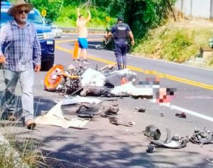 ¡MOTOCICLISTA MUERE AL IMPACTAR CONTRA LLANTA DE TRACTOCAMIÓN!