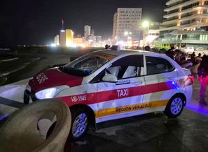 ¡TAXISTA SE SUBE A PLAZOLETA Y DERRIBA POSTE EN COSTA DE ORO!