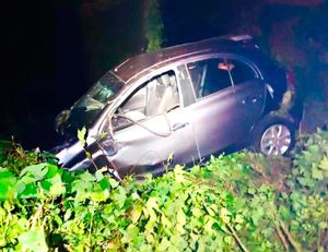 ¡TRABAJADORA DE LAGUNA VERDE VOLCÓ EN SU AUTO!