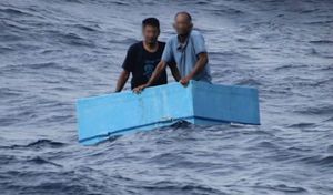 ¡RESCATAN A DOS PESCADORES QUE SOBREVIVIERON 5 DÍAS A LA DERIVA EN UNA HIELERA!