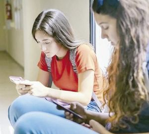 ¡APOYAN MAESTROS LA REGULACIÓN DE CELULARES!