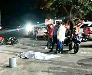 ¡MOTOCICLISTA ATROPELLÓ DOS MUJERES, DERRAPÓ Y SE MATÓ!