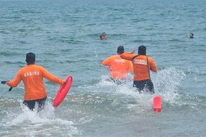 ¡RESCATAN A DOS MENORES EN PLAYA DE CHACHALACAS!