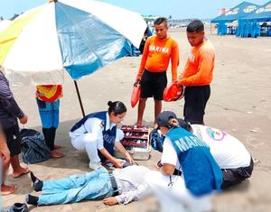 ¡RESCATA MARINA A MENOR ARRASTRADO POR EL OLEAJE Y A HOMBRE CONVULSIONADO!