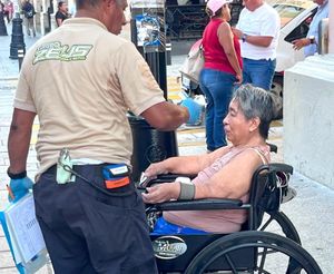 ¡TAXISTA CHOCA CON BOLARDO Y PASAJERO SE GOLPEA LA CABEZA!