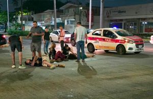 ¡TAXI DEJA LESIONADOS A PAREJA DE MOTOCICLISTAS!