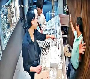 ¡ASALTANTES SALEN CORRIENDO DE JOYERIA POR ALARMA DE PÁNICO!