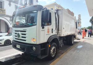 ¡CAMIÓN DE LA BASURA SE QUEDÓ ATORADO EN HUNDIMIENTO!