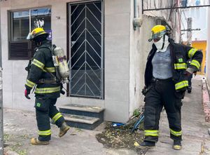 ¡MOVILIZAN A LOS BOMBEROS POR HUMO EN VIVIENDA!