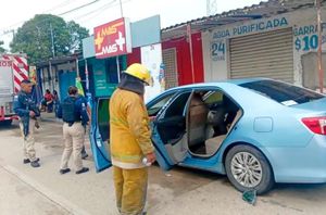 ¡POR UN CHISPAZO CASI SE QUEMA AUTO!