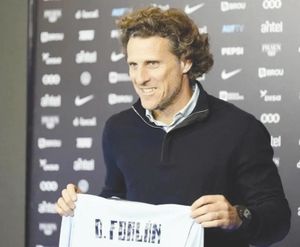 ¡PRESENTA URUGUAY A DIEGO FORLÁN COMO DT DE LA SELECCIÓN!