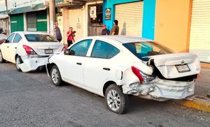 ¡AUTOMOVIL “FANTASMA” DEJÓ APACHURRADOS DOS CARROS ESTACIONADOS!