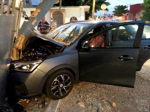 ¡AUTO SE IMPACTÓ CONTRA CASA POR ENCONTRONAZO!