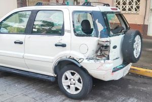 ¡CAMIÓN DE PASAJE LE PEGA A CAMIONETA Y SE DIO A LA FUGA!