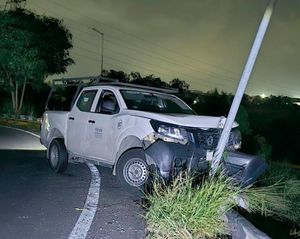 ¡CAMIONETA SE ESTRELLÓ CONTRA LUMINARIA EN CABEZA OLMECA!