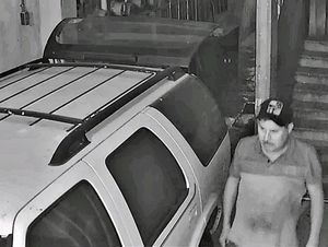 ¡CORRETEAN A CRISTALERO CUANDO ABRÍA UNA CAMIONETA!