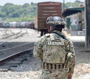 ¡MUEREN 4 MARINOS AL CAER CAMIONETA A RÍO!