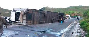 ¡RAPIÑA DE AGUACATES EN TRÁILER VOLCADO!