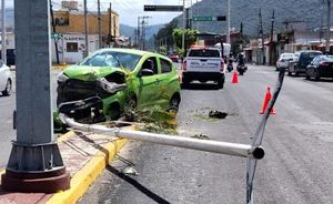 ¡IBA VOLANDO Y DERRIBÓ UN POSTE Y CÁMARAS DEL C4 EN NOGALES!
