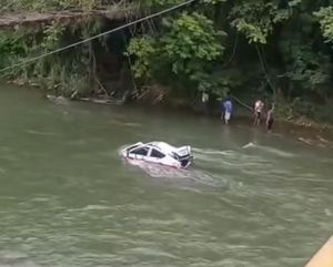 ¡TAXISTA SE ECHÓ PESTAÑAZO Y CAYÓ AL RÍO!
