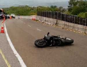 ¡BIKER SE MATÓ POR UN DERRAPÓN EN LA AUTOPISTA!