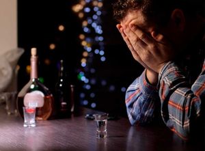 ¡DROGAN A ANIMADOR DE FIESTAS Y LE VACÍAN LA CASA!