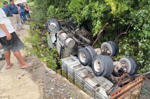 ¡CAMIÓN TORTON VOLCÓ Y CAYÓ EN UN ARROYO EN PAPANTLA!