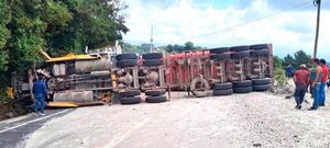 ¡VOLCÓ TRACTOCAMIÓN TOLVA CON GRAVA!