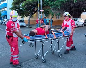 ¡BIKER HERIDO AL IMPACTARSE CONTRA TROKA!