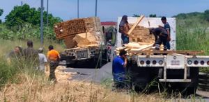 ¡SE LES CAYERON LOS POLINES EN EL ACCESO AL RECINTO PORTUARIO!
