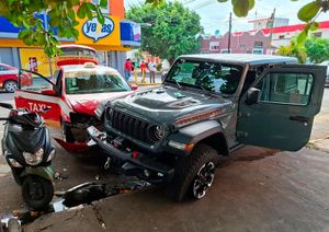 ¡SE LE ATRAVESÓ UN ÁRBOL Y TAXISTA PROVOCÓ CARAMBOLA!