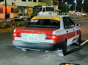 ¡TAXI 597 EMBISTIÓ A BIKER Y LO DEJÓ TENDIDO EN EL PAVIMENTO!