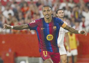 ¡BRILLA RAPHINHA CON HAT-TRICK PERFECTO!