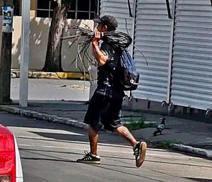 ¡CRABAN A “RATÓN” CARGANDO METROS DE CABLES!
