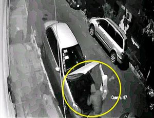 ¡‘RATAS’ DESVALIJAN CAMIONETÓN Y COCHE AVEO EN EL FLORESTA!