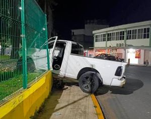 ¡CHOCA MUJER CONTRA BARDA DE PARQUE!