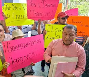 ¡QUIEREN QUE SÚPER AHORROS VUELVA A ABRIR! - *Plantón frente al palacio de Córdoba
