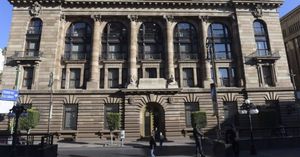 ¡BANXICO SE DESMARCA DE LA FED: CONGELA LA TASA E INSISTE EN QUE MÉXICO NO TIENE QUE SEGUIR A EU!