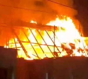 ¡INCENDIAN PALAPA DEL DIRECTOR DE OBRAS PÚBLICAS!