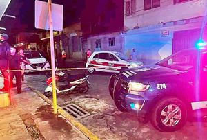 ¡TAXISTA ARROLLÓ A DOS ASALTANTES, UNO MURIÓ!